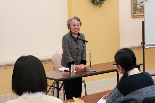 研修旅行の折に、生徒たちに被爆体験を語られる柳川良子さん