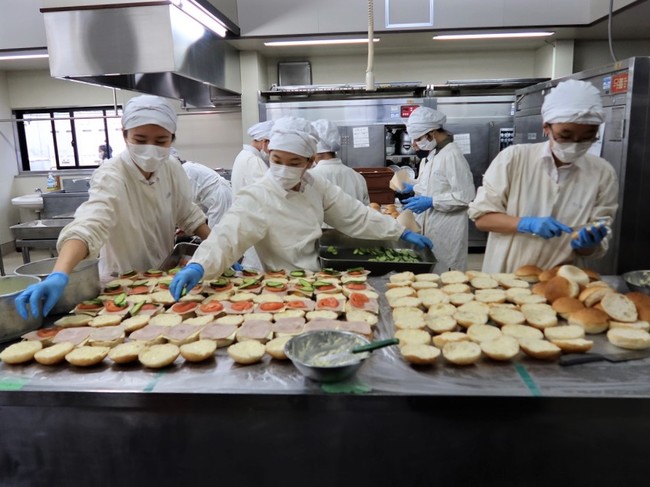 昼食を庭で食べる日を企画し、生徒が試作もして260人分のバーガー等を作る。