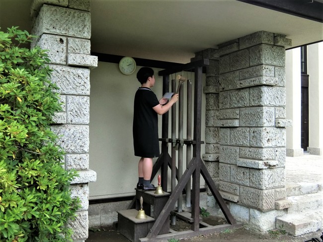 初等部以上は、当番の生徒が一日の時間を知らせる。（写真は女子部）