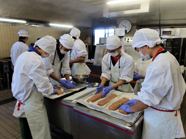 クリスマスの食事を料理する男子部生。女子部生も同じ献立で料理をした。