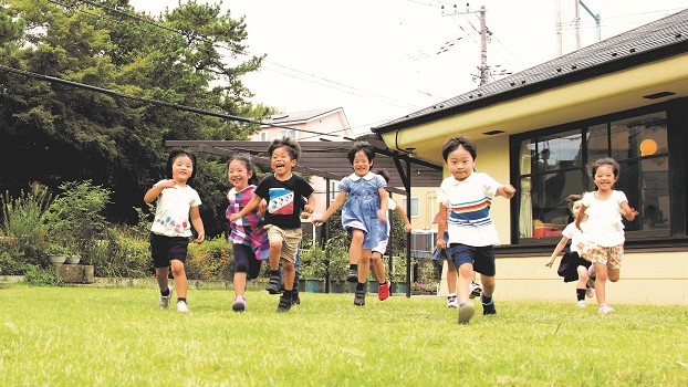 幼児生活団幼稚園　園庭で走る子どもたち