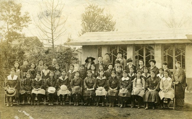 1921年4月15日　女学校として創立　最初の26人の生徒たち