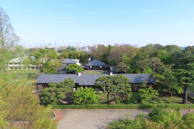 初等部（小学校）遠景　正面の食堂を囲むように教室棟が建っている