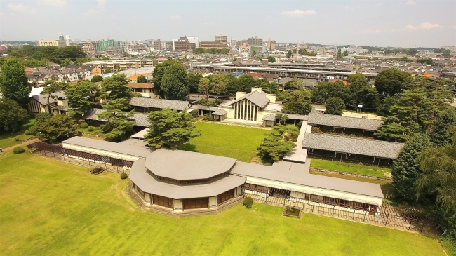 自由学園女子部（中等科・高等科）遠景　手前が体操館　正面奥が食堂と教室棟　左端が講堂