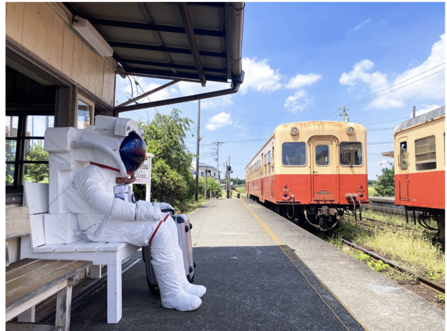 レオニート・チシコフの作品「7つの月を探す旅　第二の駅《村上氏の最後の飛行　あるいは月行きの列車を待ちながら》」（展示会場：上総村上駅）