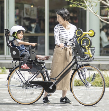 ダックスは、大人の自転車の前カゴに入る大きさにたためます