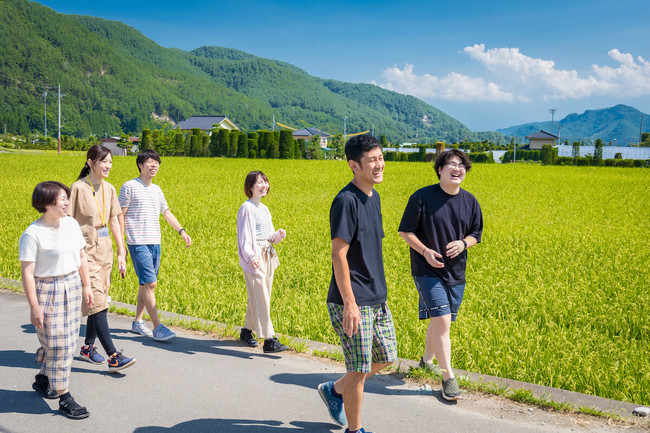 「地元カンパニー」のメンバー。右から二番目が代表取締役・児玉光史氏