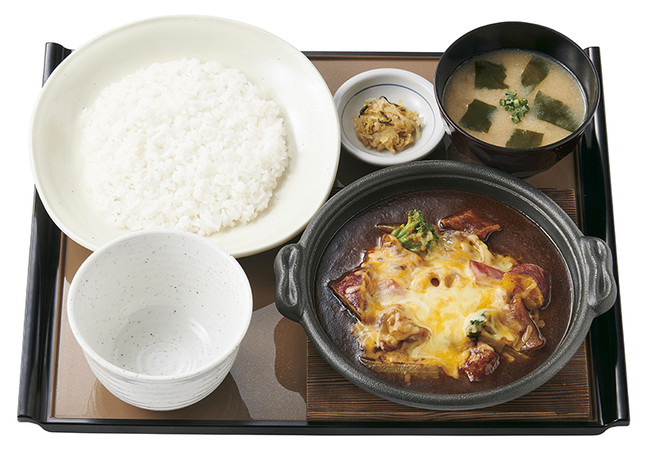 牛すじと野菜のカレー定食〔チーズ付〕 860円（税込）