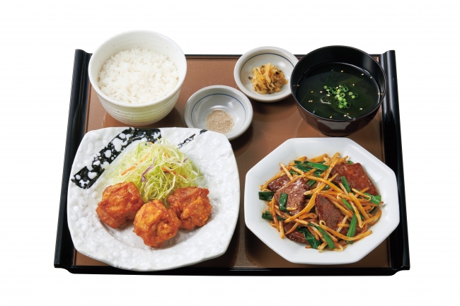 『レバニラ炒めとから揚げの定食』890円（税込）