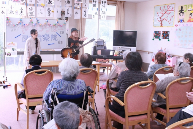 ライブに耳を傾けるお客様