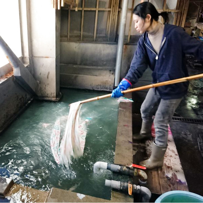 ●水洗い／染めがひと通り終わると洗い場へ。防染糊や余分な染料を洗い流します。