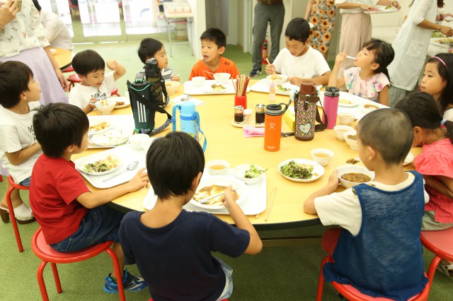 社員食堂で社員の子ども達も和気あいあいと食事を楽しむ（コロナ禍の現在はお弁当で対応中）