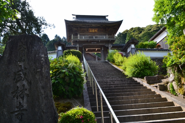 明智光秀の首が埋められたという言い伝えの残る首塚がある盛林寺