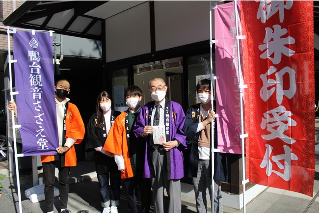 南門広場の東屋前にて（参加学生と教員）