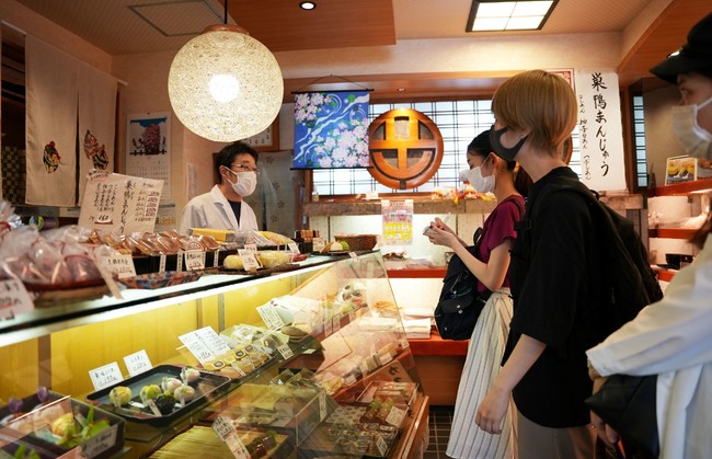 学生たちが商店街に足を運び、関係者からのヒアリングを実施。街の魅力を深く探ることからスタート 