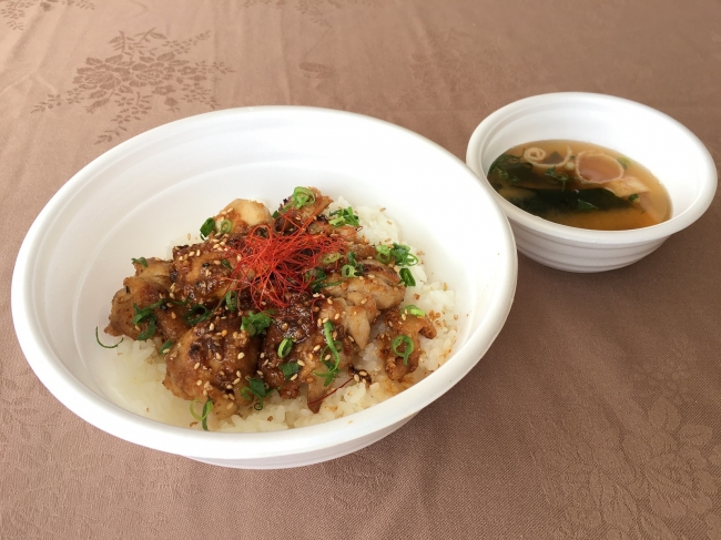 鶏もも肉のピリ辛丼 1,000円（税込）