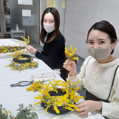 ミモザを使用した華道部リース作りの様子