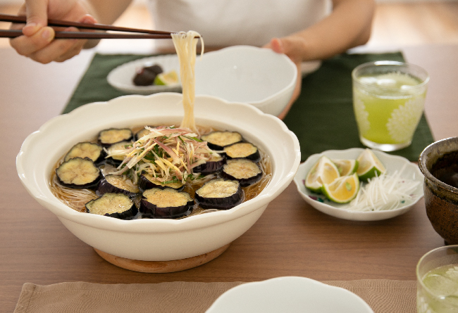 輪花土鍋 ホワイト 木蓋付き 8,640円（税込）