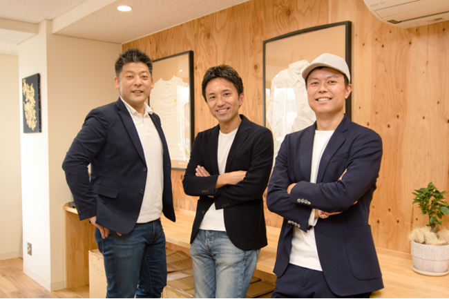 （左：取締役 小西 裕介、中央：代表取締役CEO 金澤 大介、右：代表取締役CTO 松本 裕）