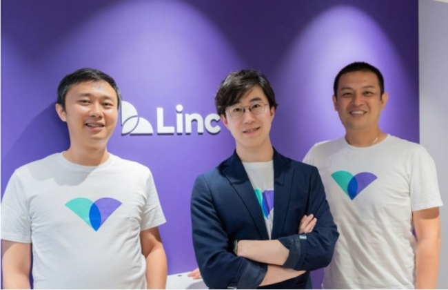 左：最高技術責任者（CTO）胡 華氏、中：代表取締役社長（CEO）仲 思遥氏、右：最高戦略責任者（CSO）娄 飛氏　｜本写真は昨年撮影されたものです。