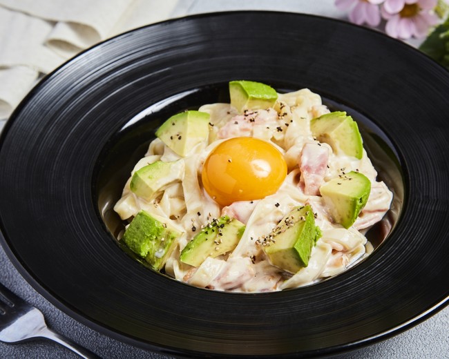 アボカドもちもち生麺カルボナーラ