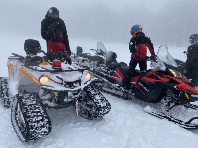 タイヤから専用のゴムクローラーに交換することで雪上でも走行可能