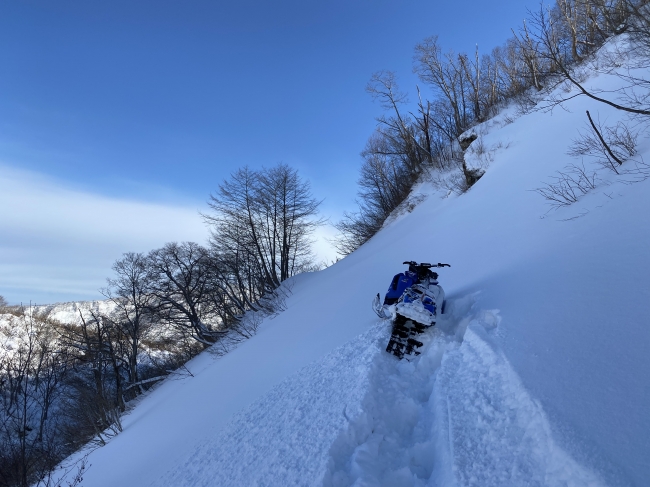 雪深い地域の山間部ではこのように道がなくなっているところがほとんどですが、スノーモービルなら素早く移動可能