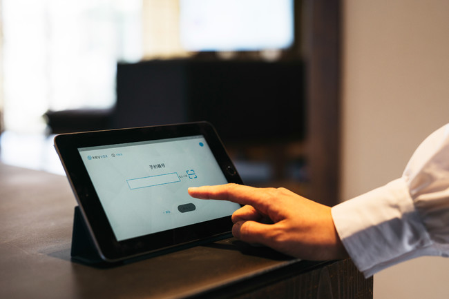 タブレットを使った無人チェックインが可能です。