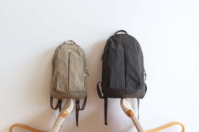 ”前持ち”を想定してデザインした人気のリュック”ROUND DAYPACK” から新色”グレー”が入荷。