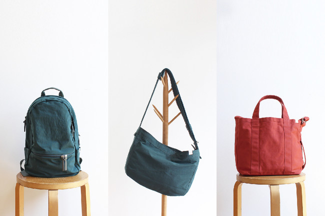 定番リュック“BASIC & SIMPLE DAYPACK” 、定番ショルダー “NEWSPAPER BAG”から新色グリーン、人気のトート”PARAFFIN CANVAS TOTE”からは新色レッドが入荷。