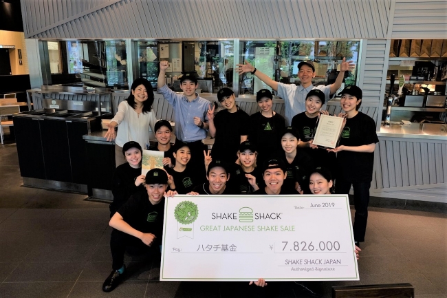 Shake Shack 梅田阪神店のメンバーとハタチ基金代表理事の白井智子氏