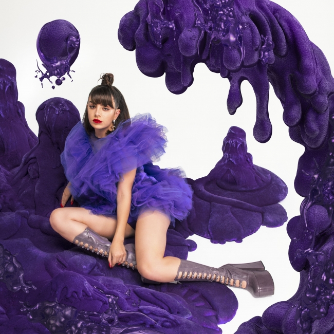 Charli XCX　（チャーリー　XCX）