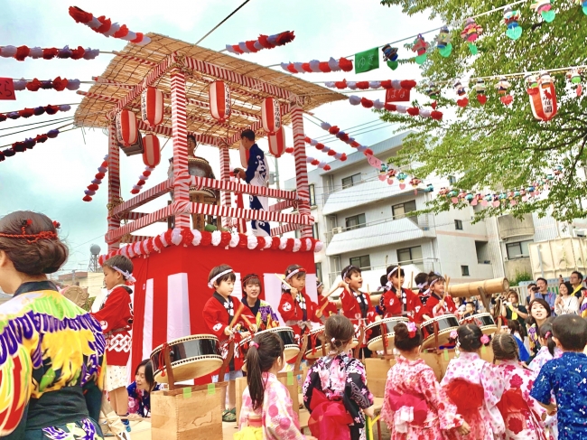 毎年恒例の夏祭りも園、保護者、地域が一体となって行っています