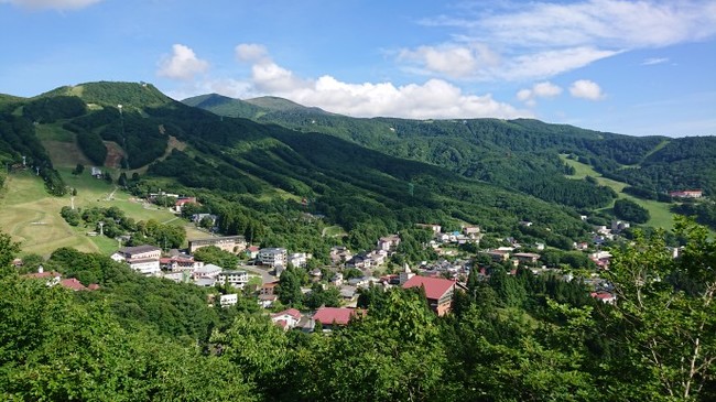 蔵王連峰と温泉街が一望