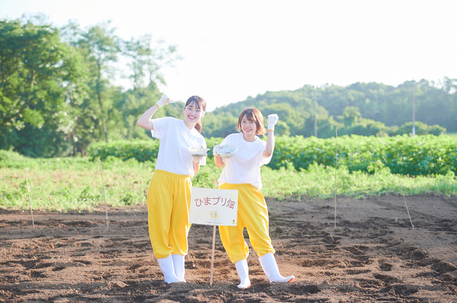 大﨏このみ（左）、葛西蘭（右）でひまプリ畑にひまわりの種を植えた