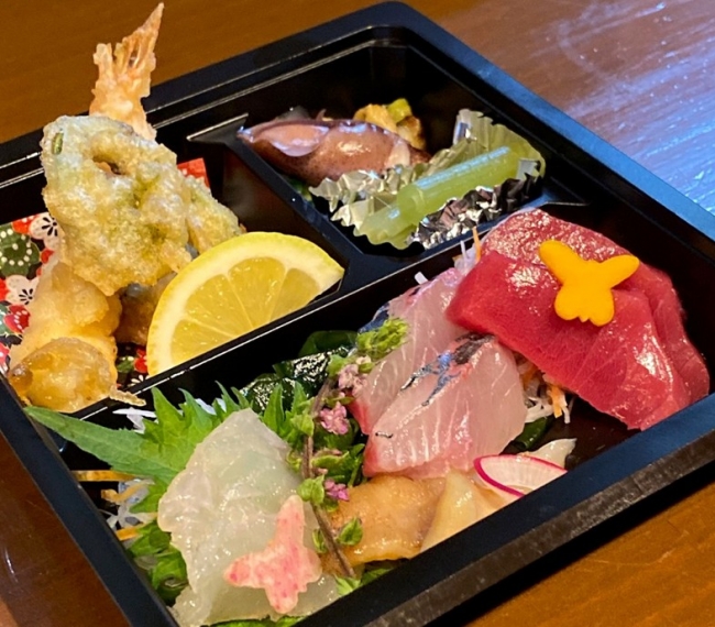 お造り弁当　一番人気：お造り弁当 ￥1,200（お造り4種8切れ・おばんざい2種・天ぷら3種・香の物・ご飯）