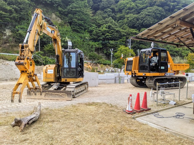 遠隔操作装置を搭載した油圧ショベルとキャリアダンプ