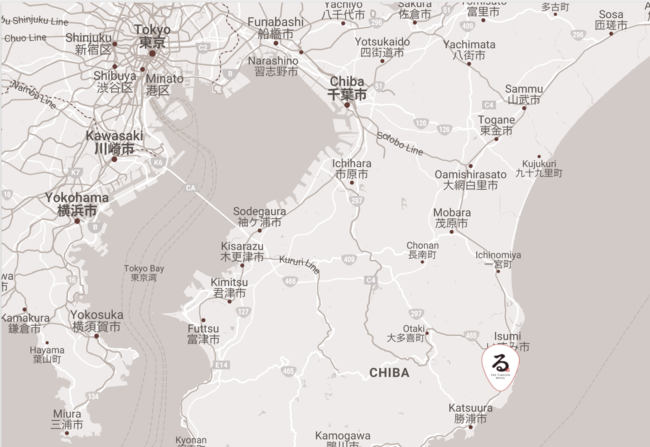 東京から車で約90分。国道128号線沿いに建ち、JR外房線も近い。