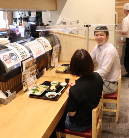 笑顔で食事