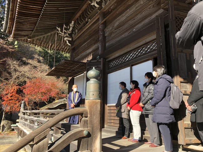 西教寺で住職から話を聞くモニター