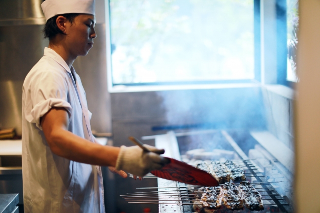 蒸し焼きは一切せず、自社ブランド備長炭で焼き上げます