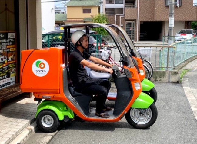 地元のお客様の元へ、ブランドカラーのバイクで配達します。