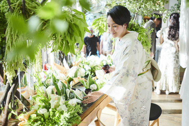 ▲会場の装花は、水芭蕉をテーマとして、公認ミューズ 奥平清祥（おくだいら せいしょう）様がメインテーブルのデコレーションを担当。奥平清祥様は、ホテルオークラ内のすべてのお華を手掛けられている石草流(せきそうりゅう)の家元後継。