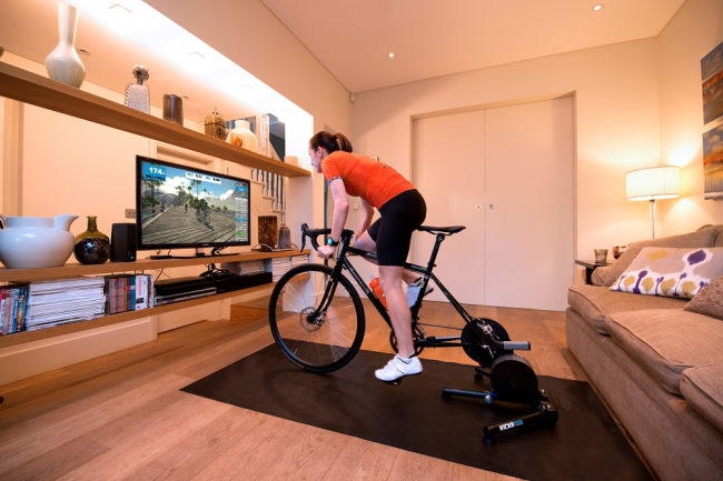 © Zwift　パワーや心拍、ケイデンスなどの計測値が、リアルタイムでアバターに反映される