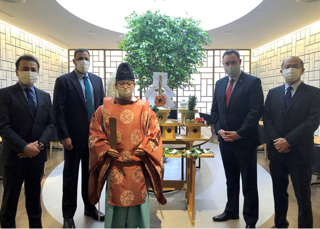 （写真左から）バイスプレジデントセールス　石井陽士、リージョナルシニアバイスプレジデントセールス＆マーケティング　ジェフ・バーニア―、ヒルトン福岡シーホークス総支配人　ジェームス・マーフィー、バイスプレジデントマーケティング　古澤佳史