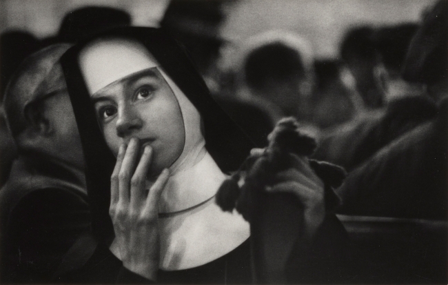 アンドレア・ドリア号の生存者を待つ， ニューヨーク，1956年　© 2017 The Heirs of W. Eugene Smith