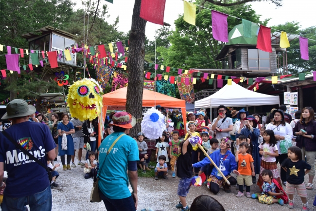 メキシコなど子供のお祭りに使われる、中にお菓子やおもちゃなどを詰めた紙製のくす玉人形ピニャータ割り。