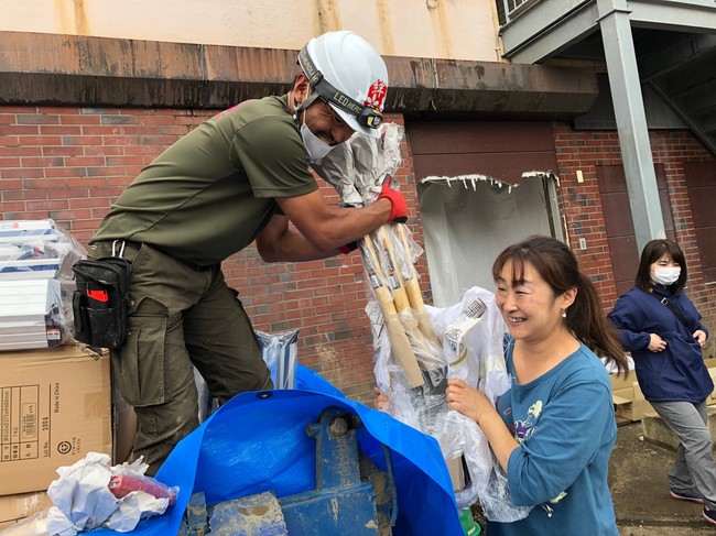 被災者に物資を提供している様子