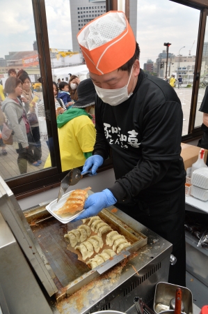 焼きたての餃子を味わえます