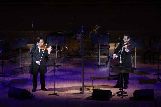 さだまさしさんと澤和樹学長の演奏風景　©東京藝術大学